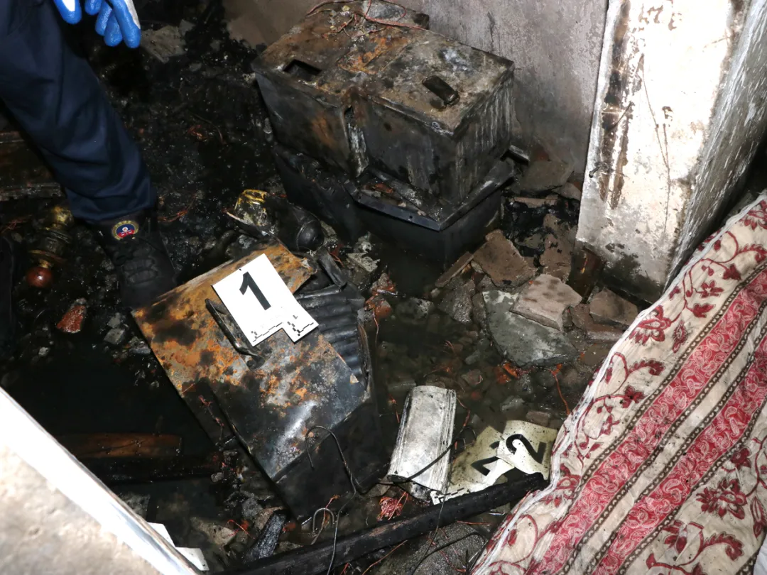 电瓶爆炸现场